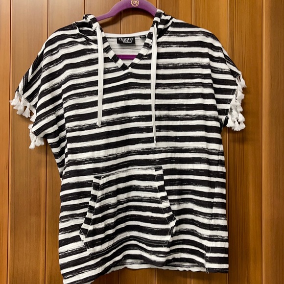 Onque Casuals Tops - Onque Casual Medium Black & White Striped Hoodie Shirt